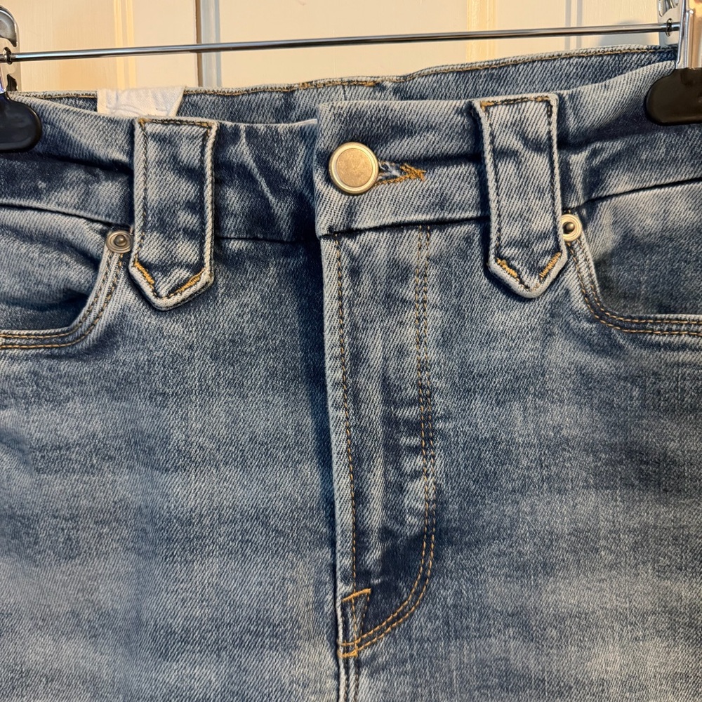 Good American Good Legs Straight Jeans with Western Details 4 27 Light Wash - Picture 5 of 11